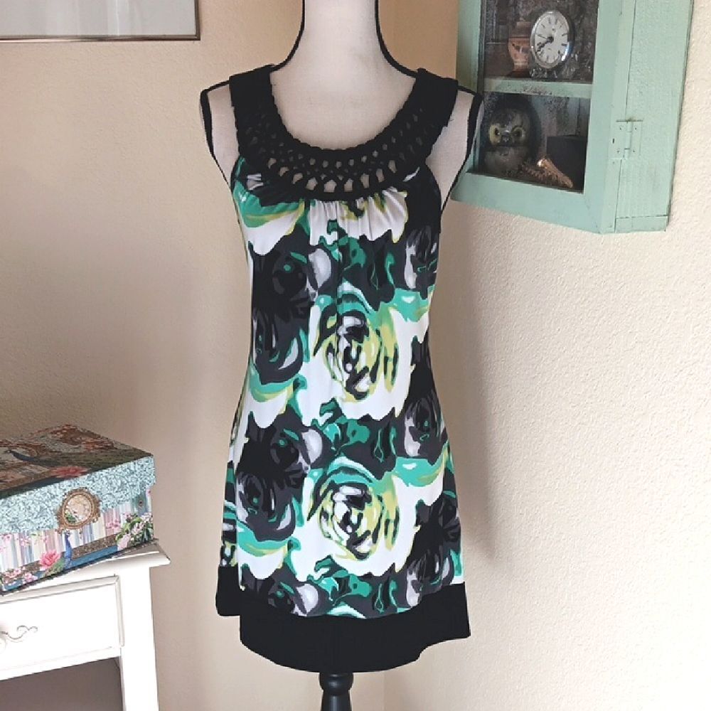 Wrapper Floral Sleeveless Shift Dress in Black, Green, White